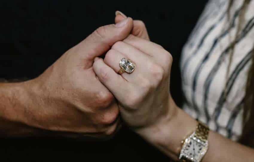 Taylor Swift anuncia noivado com Travis Kelce e mostra anel